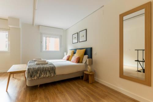 a bedroom with a bed and a mirror at Stylish Dúplex - 1 Bd 1Bth- Plaza Castilla in Madrid