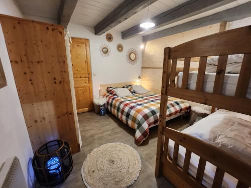 a bedroom with two bunk beds and a rug at Chalet d'Heïdi in Bourg-Saint-Maurice