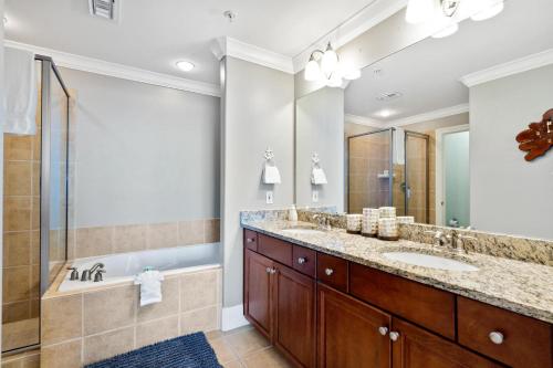 un baño con lavabo y ducha en 503 Holiday Isle 503, en Dauphin Island