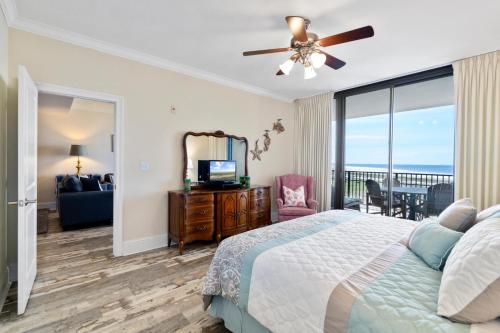 Un dormitorio con una cama y vista al mar. en 503 Holiday Isle 503, en Dauphin Island