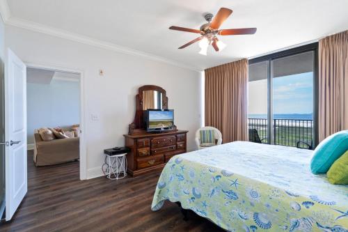 Un dormitorio con una cama y un ventilador de techo. en 521 Holiday Isle 521, en Dauphin Island