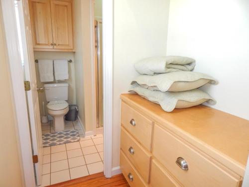einen Stapel Handtücher auf einer Kommode im Bad in der Unterkunft 070 Fish Camp 29 - Living the Dream in Dauphin Island