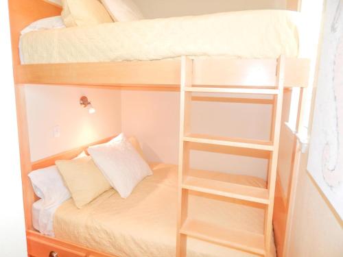 ein Etagenbett in einem kleinen Zimmer mit einem Etagenbett in der Unterkunft 070 Fish Camp 29 - Living the Dream in Dauphin Island