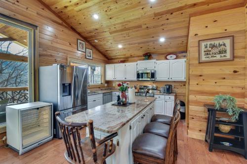 Η κουζίνα ή μικρή κουζίνα στο Mountain-View Cabin about 2 Mi to Downtown Clayton!