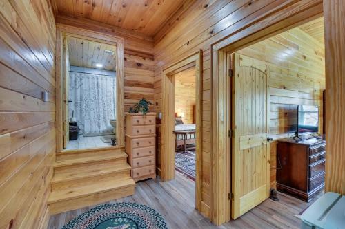 Η κουζίνα ή μικρή κουζίνα στο Mountain-View Cabin about 2 Mi to Downtown Clayton!