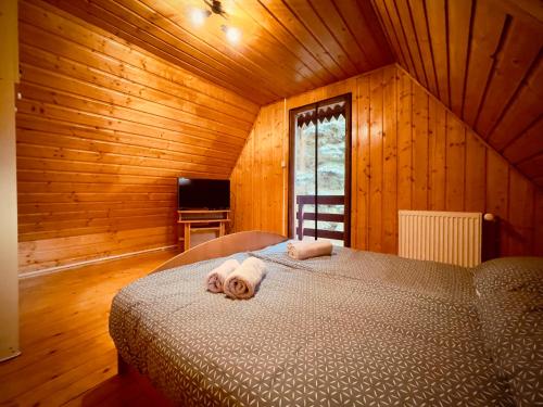 um quarto com uma cama com toalhas em Orzechowy Zakątek em Zbiczno