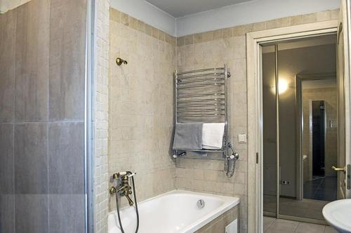 ein Badezimmer mit einer Badewanne und einem Waschbecken in der Unterkunft Real appartment in Vilnius