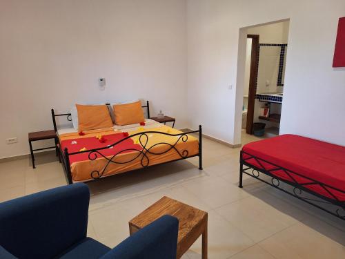 斯基灵角Khelkom.lodge的一间卧室，里面有一张床、一张沙发和一张桌子