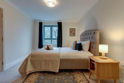 een slaapkamer met een bed en een raam bij The Foundry in Oxford