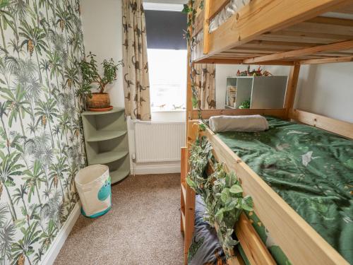 a bedroom with a bunk bed in a room at Castle Cottage in Lincoln