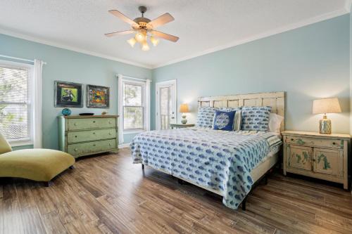 Un dormitorio con una cama y un ventilador de techo. en 024 Casita Rosa, en Dauphin Island