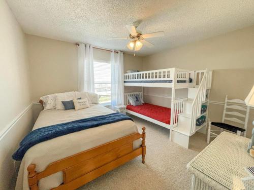ドーフィン・アイランドにある051 Topsailのベッドルーム(二段ベッド1組、ベビーベッド1台付)