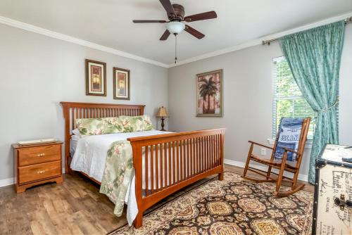 una camera da letto con un letto e un ventilatore a soffitto di 073 Coastal Cottage a Dauphin Island