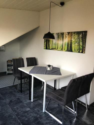 una mesa blanca y sillas en una habitación en Apartment Rosi SECONDO, en Reisbach