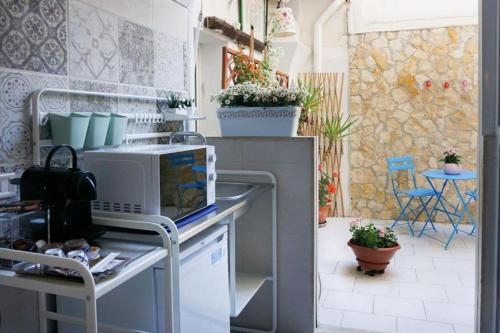 uma cozinha com um micro-ondas em cima de um balcão em Blue Courtyard HOWME em Bari