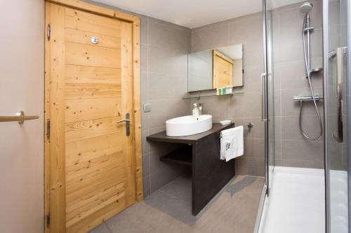 une salle de bain avec un lavabo et une douche dans l'établissement Chalet Union - Chamonix All Year, à Chamonix-Mont-Blanc