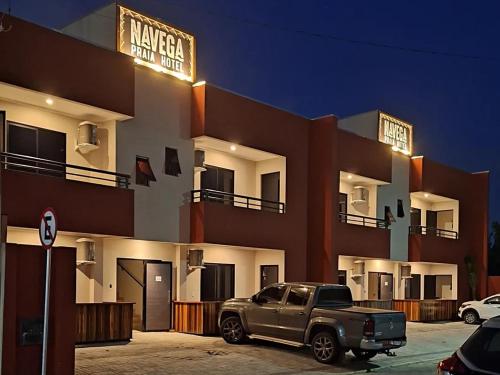 een vrachtwagen geparkeerd op een parkeerplaats voor een gebouw bij NAVEGA PRAIA HOTEL in Navegantes