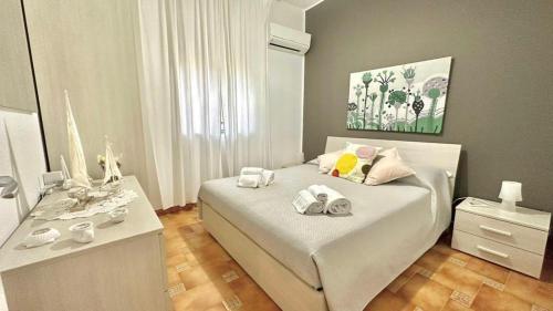 ein Schlafzimmer mit einem Bett mit Handtüchern darauf in der Unterkunft Villa Lucia With Salt Pool in Fontane Bianche