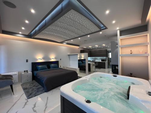 una camera con letto e vasca da bagno di Seafront Luxury Suite with Jacuzzi & Sauna a Monemvasía