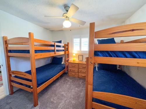 Двухъярусная кровать или двухъярусные кровати в номере 012 Seven Shells