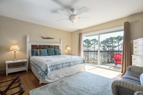 ein Schlafzimmer mit Bett und Balkon in der Unterkunft 037 Sandcastle 6D in Dauphin Island