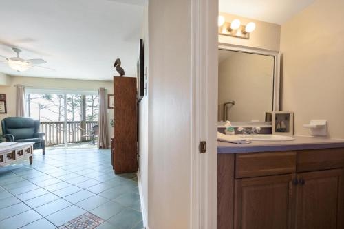 ein Badezimmer mit Waschbecken und Spiegel in der Unterkunft 037 Sandcastle 6D in Dauphin Island