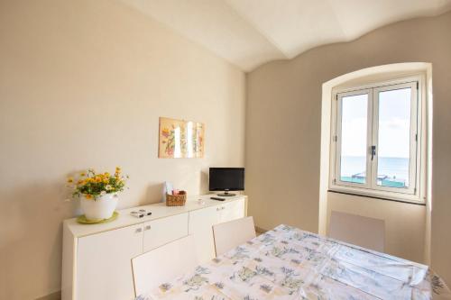 Ένα ή περισσότερα κρεβάτια σε δωμάτιο στο 237 - Casa Colombo Riva Vista Mare a 10metri Spiaggia