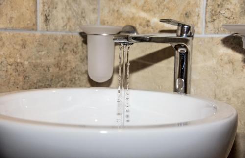 lavabo con grifo de agua en el baño en Casino del Monaco en Casalvieri