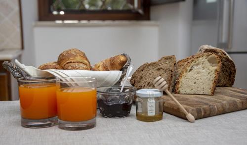 un tavolo con pane e due bicchieri di succo d'arancia di Casino del Monaco a Casalvieri
