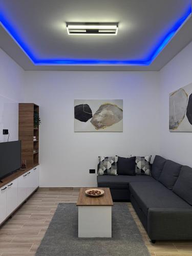 een woonkamer met een blauw led-plafond bij Top Slavija Apartment in Belgrado