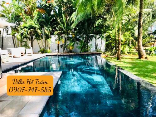 uma piscina com um sinal que lê a vida selvagem a volta em Biệt thự 5PN Resort Sanctuary HỒ Tràm ll Bãi biển riêng ll hồ bơi BBQ em Xuyên Mộc