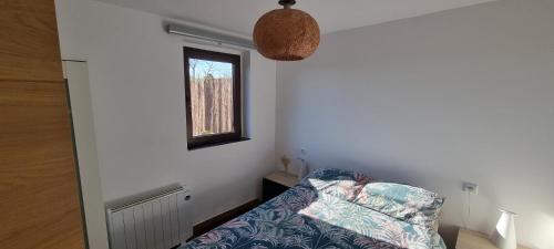 Habitación pequeña con cama y ventana en Típica Casa de Piedra, en Santiago de Compostela