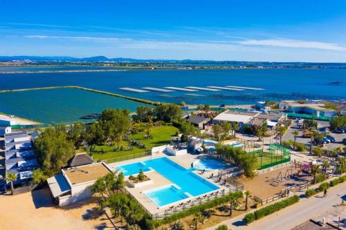 an aerial view of a resort with a swimming pool at Mobile-home les pieds dans l'eau in Palavas-les-Flots