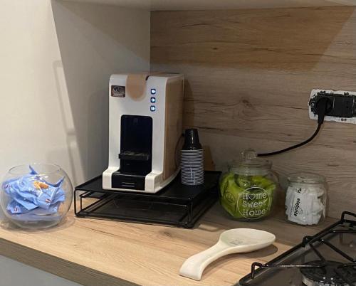 eine Küchentheke mit Kaffeemaschine auf einem Regal in der Unterkunft Via Rivocati 108 in Cosenza