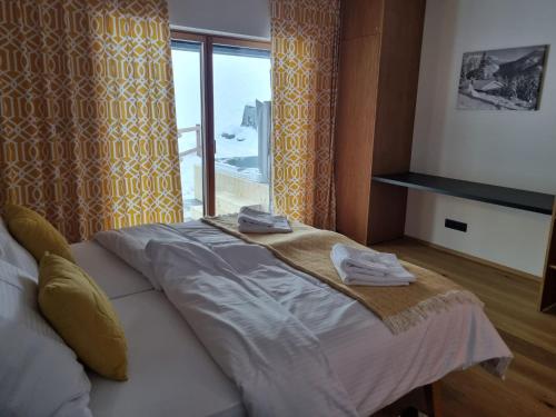Schlafzimmer mit einem großen Bett und einem Fenster in der Unterkunft Lucky Chalet Jasná in Demänovská Dolina