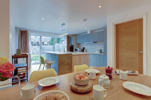 a kitchen and dining room with a wooden table at Lillies House in Oxford