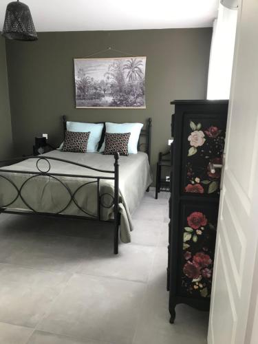 a bedroom with a bed and a painting on the wall at Gîte A Funtana Montestremo, Balagne, Haute Corse in Manso