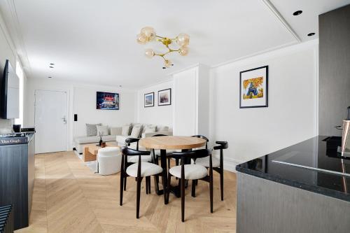 une cuisine et un salon avec une table et des chaises dans l'établissement TheLander Serviced Apartments in Saint-Germain des Près - Rue Jacob, à Paris