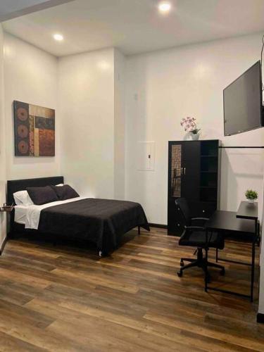 En eller flere senge i et værelse på Downtown Studio Apartment