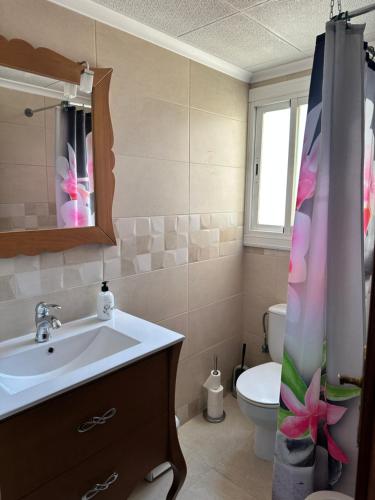 a bathroom with a sink and a toilet at Casa Angela de Novelda in Novelda