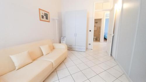 - un salon blanc avec un canapé et un couloir dans l'établissement Mimosa 1, à Cannes