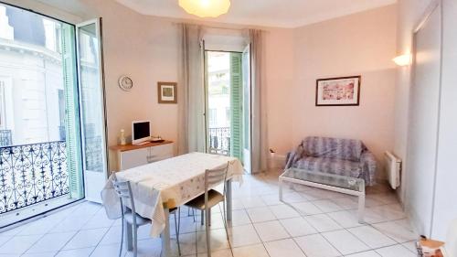 une salle à manger avec une table et une chaise dans l'établissement Mimosa 1, à Cannes