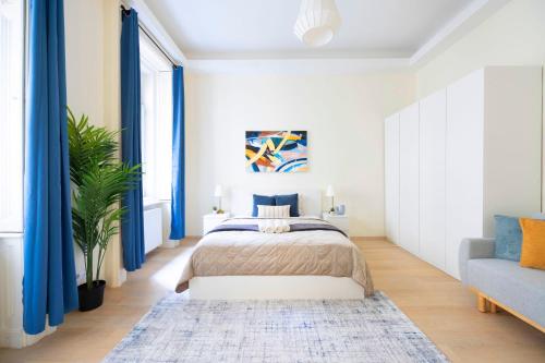 Una cama o camas en una habitación de Exclusive & Spacious Central Residence w/ 4BEDRM 2BATHRM