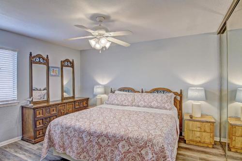 Schlafzimmer mit einem Bett und einem Deckenventilator in der Unterkunft Mystic Harbor 301 in Padre Island