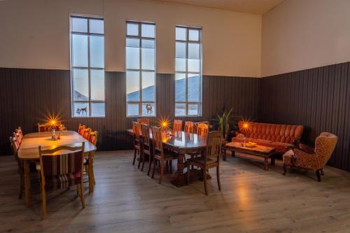 Hotel Studlagil في Skjöldólfsstaðir: غرفة طعام مع طاولات وكراسي وأريكة