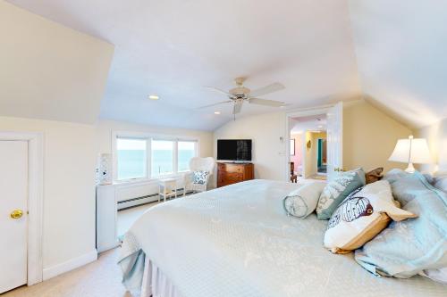 Ocean House في Nameloc Heights: غرفة نوم بسرير كبير مع مروحة سقف