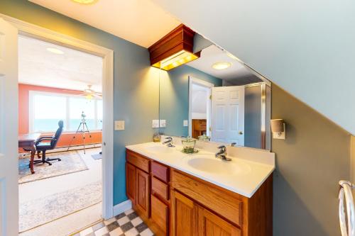 La salle de bains est pourvue d'un lavabo et d'un miroir. dans l'établissement Ocean House, à Nameloc Heights