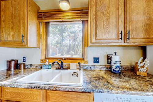 uma cozinha com um lavatório e uma janela em River View Escape em Wisconsin Dells