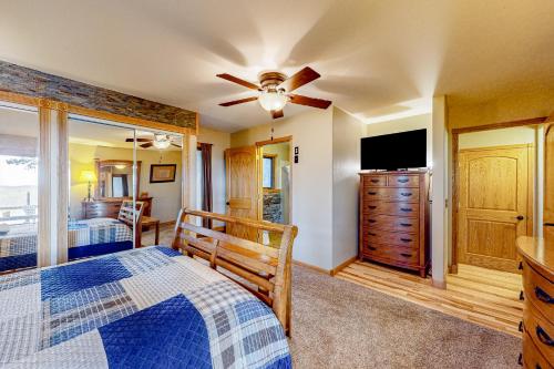 um quarto com uma cama e uma televisão de ecrã plano em River View Escape em Wisconsin Dells