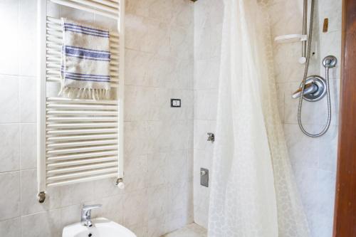 een badkamer met een douche, een toilet en een wastafel bij La Castellaccia in Campagnatico